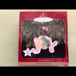 Hallmark ‘Joy to the World’ Light Up Ornament 1997